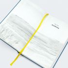 Text "TEIL ZWEI MARINA", gelbes Leseband, graue Illustrationen im aufgeschlagenen Buch.