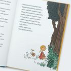 „Dulcinea und Luna gingen den Trampelpfad entlang...“. Illustration: Mädchen und Gans spazieren an einem Baum vorbei.