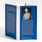 Klappentext eines Buches mit Zitaten, Hintergrundinfos zu Jan Solwyn und einem Schwarzweißfoto von ihm auf blauem Hintergrund.