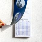 Text: "Ferien 2027 in Deutschland." Eine Hand blättert eine Kalenderseite um, Mondabbildungen sichtbar.