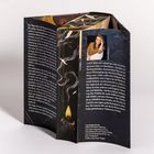 Text beschreibt eine Autorin namens Caty Rogan. Ein Gemälde zeigt eine brennende Kerze mit rauchigen Motiven.
