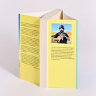 Buchrückseite mit Text über Reporter-Erfahrungen. Foto eines Mannes mit Helm und Hund. Heller Hintergrund.