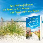 Text: Neustart auf Amrum mit Wind in den Haaren und Sand unter den Füßen. Daneben das Buch "Labskaus für Anfänger". Im Hintergrund Strand mit Dünen, Meer und blauem Himmel.