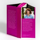 Eine pinke Bücherseite mit Text über ein Paar, Geheimnisse und eine Psychiaterin. Rechts Bild einer Frau mit Brille.