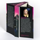 Zusammengeklappte Buchhülle mit Text über Zoe und Linda Schipp, eine blonde Frau in der Mitte. Titel: "Fünf Dunkle Geheimnisse".