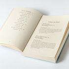 Das Bild zeigt ein aufgeschlagenes Buch mit zwei Textseiten. Links ein Inhaltsverzeichnis und rechts ein Brieftext.