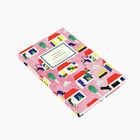 Buchtitel: "Astrid Lindgren Der Drache die nicht kämpfen wollte". 
Illustration: Bunte Häuser, Bäume, Drachen und Wolken auf rosa Hintergrund.