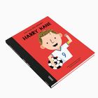 Text: "Little People, BIG DREAMS® HARRY KANE". Illustration eines fröhlichen Jungen mit Fußball. Hintergrund ist rot.
