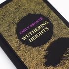 Text: "Emily Brontë Wuthering Heights." 
Goldene Blattmuster auf schwarzem Hintergrund.