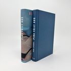 Zwei Bücher stehen nebeneinander. Links ein Einband mit Text "Vera Zischke - Pina fällt aus", rechts ein schlichtes blaues Cover.