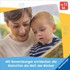„ab 12 M.“, „Mit Ravensburger entdecken die Kleinsten die Welt der Bücher“. Eine Frau und ein Kind schauen in ein Buch.
