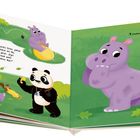 Ein Nilpferd springt im Gras, der Hüpfball platzt. Ein Panda bietet ein Zauberpflaster an. Illustration mit grünem Hintergrund.