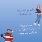 Text: „Was tust du da?“, flüsterte ich. „Dich küssen.“ Sein Blick traf meinen. „Und zwar richtig.“ Zwei Jugendlich-Illustrationen: Mädchen und Junge mit Hockeyschläger.