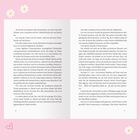 Zwei Buchseiten mit einem Text über Erinnerungen, Verlust und Freundschaft in der Schulzeit. Hellrosa Hintergrund mit Herz-Dekoration unten links.