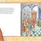 Text: „Es gab dreizehn weise Frauen im Reich… was auf der Welt zu wünschen ist.“

Illustration: Mittelalterliche Szene mit König, Hofstaat bei Festessen. Eine Frau mit Geschenk steht links.