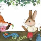 Ein Fuchs mit "I ❤️ Karotten"-Shirt isst Möhren. Hasen in Kleidung blicken erfreut. Umgebung voller Pflanzen.