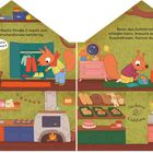 Oben links: "In der Gute-Nacht-Straße 2 macht sich die Eichhörnchenfamilie bettfertig."  
Oben rechts: "Bevor das Eichhörnchenkind schlafen kann, braucht es aber seinen Kuschelhasen. Kannst du ihn finden?"  
Sprechblase: "Wo ist mein Kuschelhase?"  
Unteres links: Wohnzimmer mit Sessel und Ofen.  
Unten rechts: "Bäckerei Eichhorn" mit vielen Backwaren und einer gelben Tür.