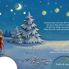 Staunend steht das kleine Reh im Schutz der Tannen – der ganze Wald glitzert im silbernen Mondlicht. Zwei Rehe mit roten Schals blicken zum Himmel, umgeben von schneebedeckten Tannen und kleinen Tieren. Ein Hase und ein Vogel schauen zu den Sternen.