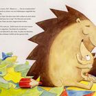 Text: Dialog zwischen Opa Piks und Piri. Illustration: Großer Igel umarmt kleinen Igel, bunte Blätter, Insekten, Bleistift.