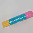 Der Text lautet: "THE BREAK-UP PACT Emma Lord". Das Design ist in Pink, Blau und Gelb gehalten.