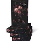 „THE BUTCHER – Er lügt nicht“; ab 18 Jahre. Blumenmotiv auf dunklem Buchcover; Bücherstapel.