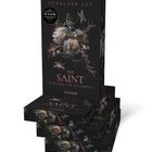 "THE SAINT" in großen Buchstaben, darunter "Er würde für sie sterben". Dunkles Cover mit weißen Blumen und roten Akzenten.