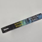 "Buchrücken mit den Worten: 'Schroffe Klippen', 'Nicola Förg', dunkles und mystisches Design in Blau- und Schwarztönen."