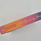 "Count Your Lucky Stars" und "Alexandria Bellefleur" auf einem farbigen Buchrücken mit einem kleinen Blumen-Logo.
