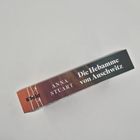 Roter und schwarzer Buchrücken, Text: "Anna Stuart, Die Hebamme von Auschwitz", darunter kleines weißes "Piper" Logo.