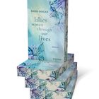 Bücherstapel mit Cover "Rabia Doğan: lilies woven through our lives". Florales Design in Blau- und Lilatönen.