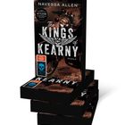 Text: "NAVESSA ALLEN", "The KINGS of KEARNY", "ROMAN", "Unsere Leseempfehlung ab 18 Jahre", "everlove". Stapel von Büchern mit Motorrad.