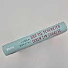 LAURA BALDINI: UND SIE SCHENKTEN IHREN EIN ZUHAUSE. PIPER. Rücken eines Buches, hellblau mit roter Schrift.
