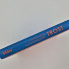 Der Buchrücken ist blau mit orangefarbenem Text: "ANGELIKA KLÜSSENDORF - TROST". Links steht "PIPER".