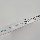 Buchrücken mit Text: "Dr. Amir Levine Secure." Logo: "PIPER" oben am Rücken. Weißer Hintergrund.