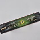"JULIANE STADLER THRON DER DIEBE" steht auf einem Buchrücken mit grünem Hintergrund und einem Pfeil und Bogen-Motiv.