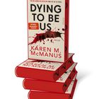 Text: "DYING TO BE US", "Karen M. McManus", "Spiegel Bestseller Autorin". 
Ein Stapel roter Bücher mit blutigen Silhouetten.