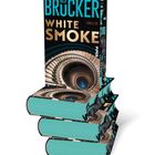 Ein Stapel Bücher mit türkisfarbenem Einband. Der Titel ist "White Smoke" von Nick Brücker.