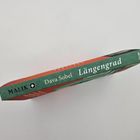 Buchtitel auf dem Buchrücken: "Längengrad" von Dava Sobel. Verlag: Malik. Seitenansicht eines Buches.