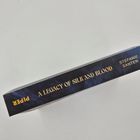 Buchrücken: "A Legacy of Silk and Blood" von Stefanie Santer. "Piper"-Logo unten auf dunklem Hintergrund.