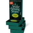 Vier gestapelte Bücher; Titel "A Snake Among Swans", Autor "Hannah Kaner", Vermerk "Vorläufiges Cover".