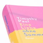 Buchtitel: „Eine Liebe ohne Sommer“ von Timothy Paul. Der Einband ist pink und gelb, die Schrift darauf ist weiß und gelb.