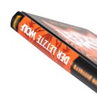 "DER LETZTE WOLF" steht auf einem orange-roten Buchrücken mit schwarzen Elementen.