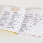 Inhalte: Einführung, Sport-Routinen, Motivation, Übungen, Ernährungstipps, Rezepte. Offenes Buch auf weißem Hintergrund.