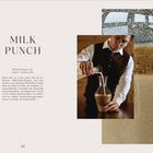 "Milk Punch" und "Milchmagie für mehr Intensität" neben einem Mann, der Flüssigkeit in eine Karaffe gießt.