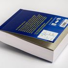 Gelber Text auf blauem Hintergrund und ein Barcode auf einem dicken Taschenbuchrücken, identisch mit einem Katalog.
