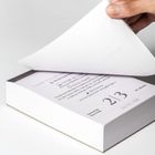Ein Kalenderblatt zeigt den 23. Januar und Tipps zur "Sanfte Energie Teezeit". Eine Hand blättert eine Seite um.