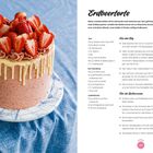 "Erdbeertorte" und Rezeptdetails. Sahnetorte mit Erdbeeren, tropfender Glasur auf blauem Stofftisch.