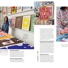 Nephthys Foster, Illustratorin und Designerin, präsentiert farbenfrohe Poster und malt mit Aquarellfarben in einem Atelier.