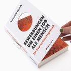 "Bewerbungen um einen Job als Mensch. Ein Depressionstagebuch. Benjamin Maack. suhrkamp nova." Buch mit kreisförmigem Fenster.