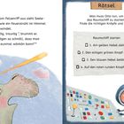 Links: Ein unglückliches, elefantenähnliches Wesen sieht einen feuerspeienden Himmel. Rechts: Kind im Raumanzug bei einer Steuerkonsole, mit einer Anleitung zum Starten eines Raumschiffs.